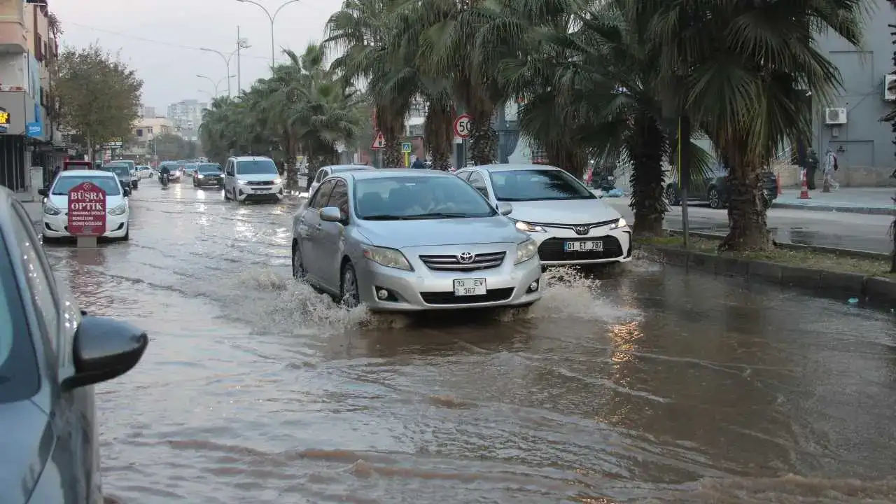 Adana’da İçme Suyu Borusu Patladı: Sokaklar Göle Döndü! 1